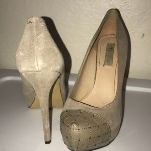 Stud round toe pumps